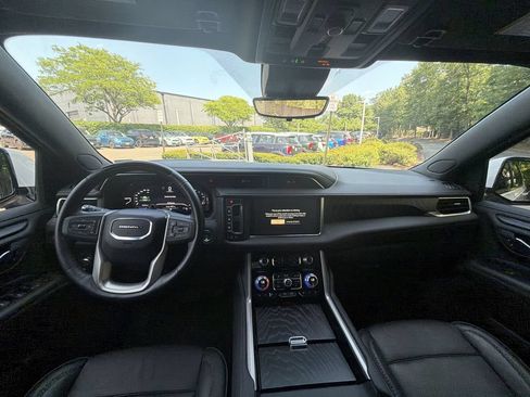 Used 2024 GMC Yukon Denali w/ Advanced Technology Package AWD/4WD image 18