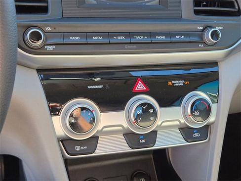 Used 2019 Hyundai Elantra SE image 30