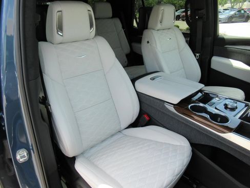 New 2026 Cadillac Escalade Platinum Luxury w/ LPO, Radiant Package AWD/4WD image 8