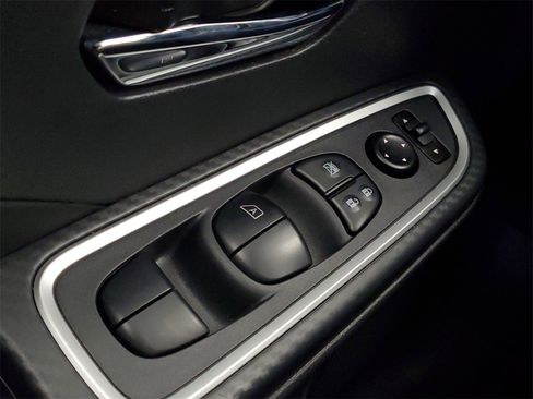 Used 2024 Nissan Versa SR image 17