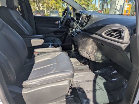 Used 2025 Chrysler Pacifica Select image 9