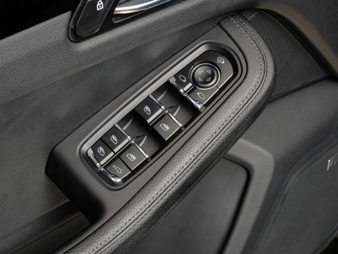 Used 2023 Porsche Macan w/ Premium Package Plus AWD/4WD image 44