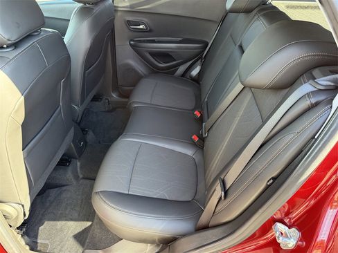 Used 2022 Chevrolet Trax LT w/ LT Convenience Package image 11