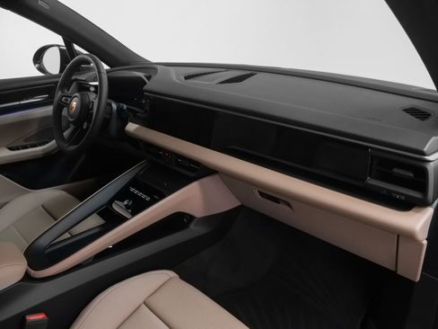 Used 2025 Porsche Macan Electric image 18