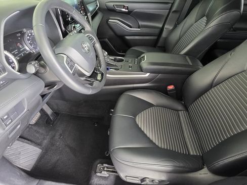 Used 2022 Toyota Highlander XSE FWD image 6