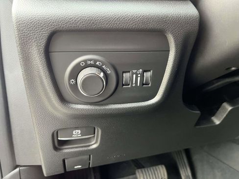 Used 2025 Jeep Grand Cherokee L Laredo image 22