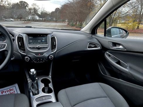 Used 2018 Chevrolet Cruze LT w/ Convenience Package image 30