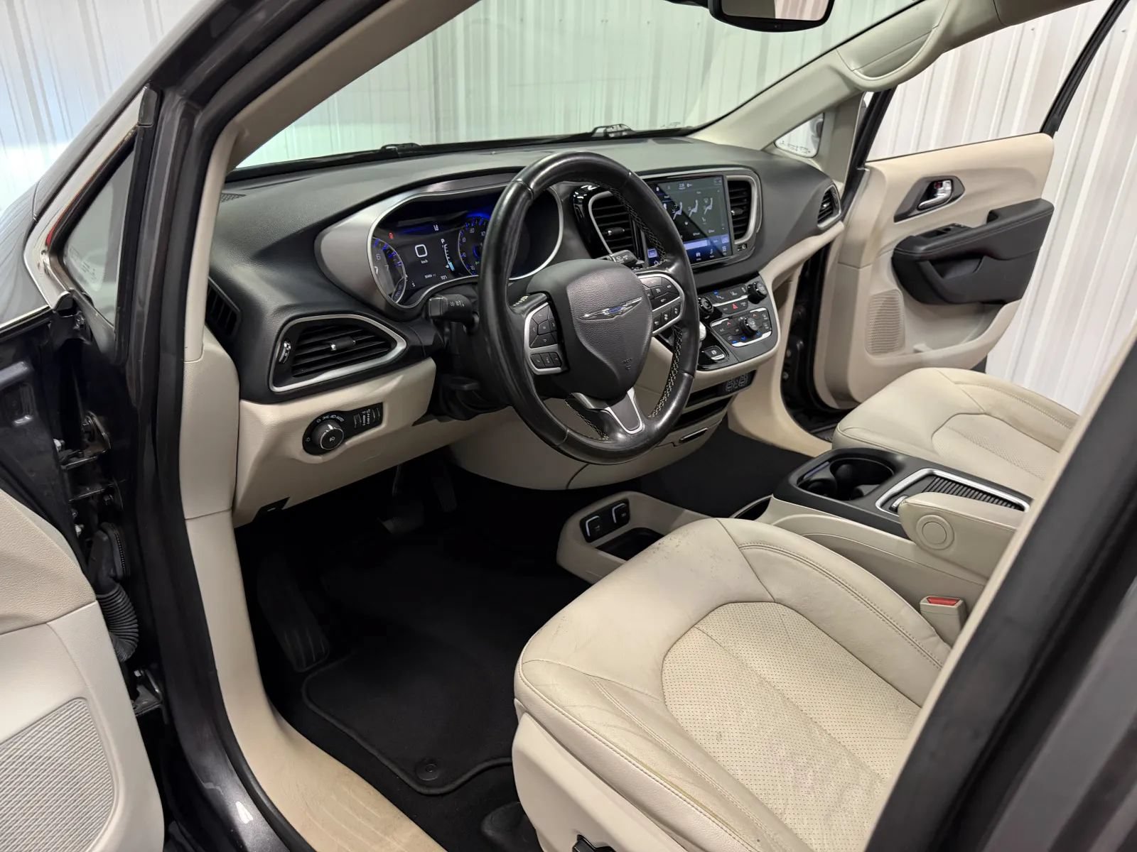 Used 2021 Chrysler Pacifica Touring-L FWD image 37