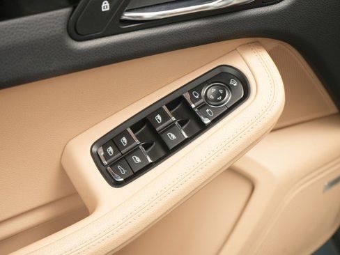 Used 2022 Porsche Macan S image 36