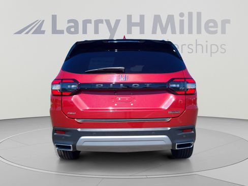 Used 2025 Honda Pilot Touring image 4