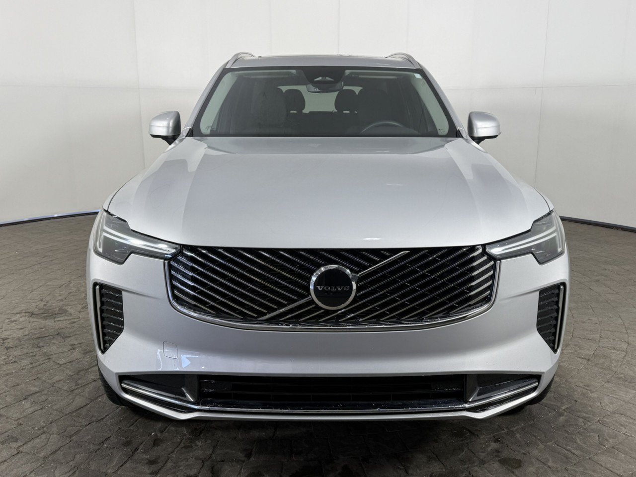 Used 2025 Volvo XC90 B5 Core AWD/4WD image 2