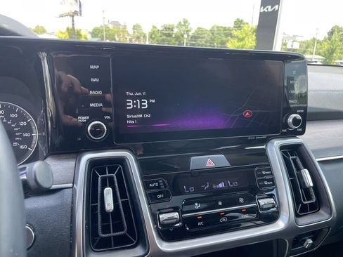 Certified 2023 Kia Sorento EX w/ Panoramic Sunroof Package FWD image 11