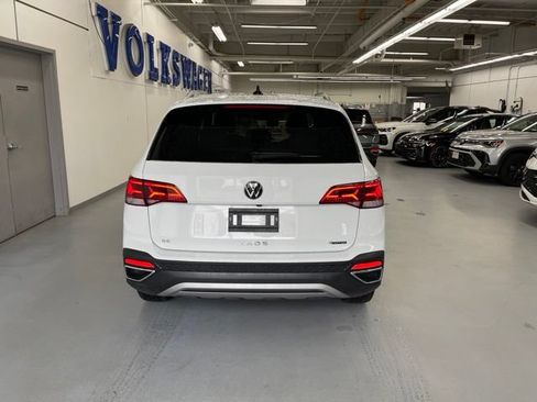 Used 2024 Volkswagen Taos SE w/ Panoramic Sunroof Package AWD/4WD image 3