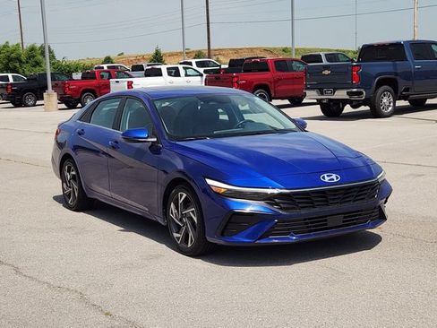 Used 2025 Hyundai Elantra Limited FWD image 3