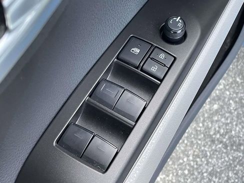 Used 2023 Toyota Camry SE image 6