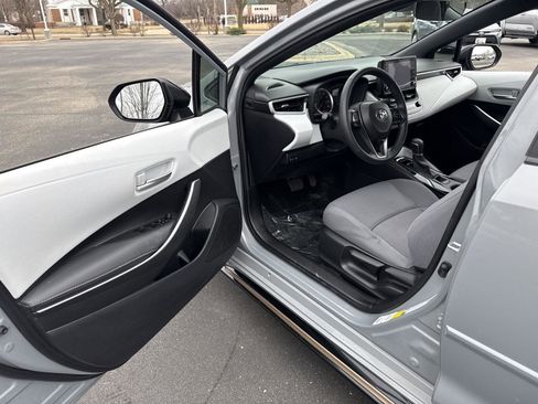 Used 2022 Toyota Corolla SE image 2