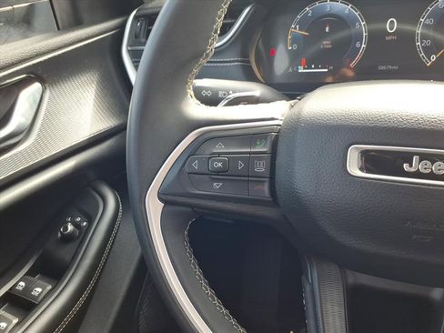 Used 2023 Jeep Grand Cherokee Laredo image 14