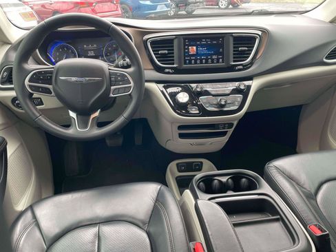 Used 2018 Chrysler Pacifica Touring-L FWD image 8
