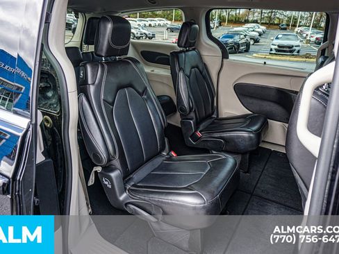 Used 2024 Chrysler Pacifica Touring-L image 24