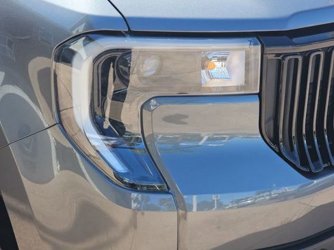 Used 2025 Ford Maverick Lobo AWD/4WD image 34