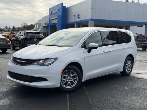 Used 2023 Chrysler Voyager LX image 2