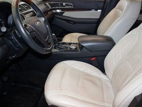 Used 2018 Ford Explorer Platinum image 23