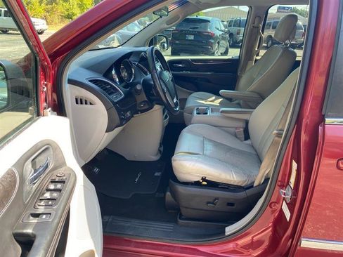 Used 2011 Chrysler Town & Country Touring-L FWD image 9