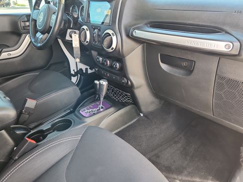 Used 2017 Jeep Wrangler Unlimited Sahara AWD/4WD image 17