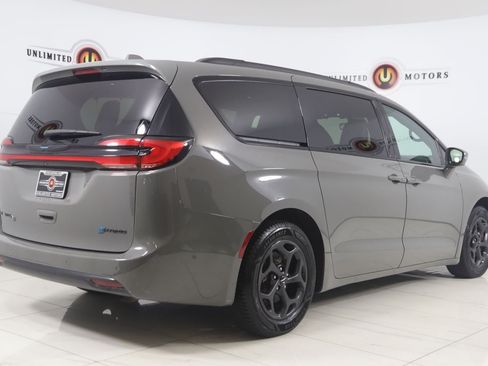Used 2021 Chrysler Pacifica Touring-L w/ S Appearance Package FWD image 3