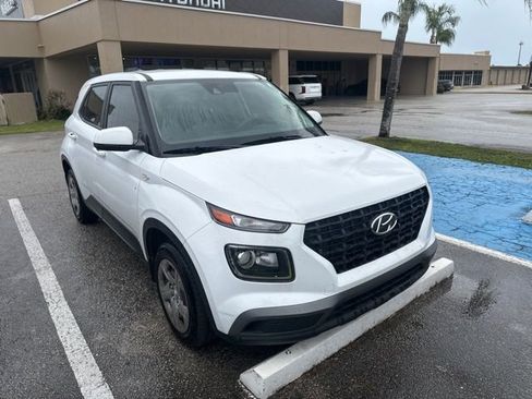 Used 2020 Hyundai Venue SE image 3