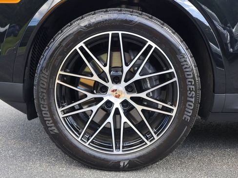Certified 2025 Porsche Cayenne AWD/4WD image 29