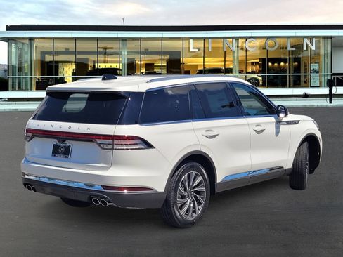 Used 2026 Lincoln Aviator AWD image 4
