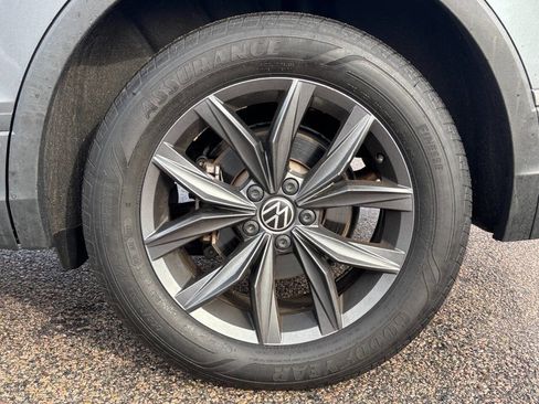 Used 2023 Volkswagen Tiguan SE w/ Panoramic Sunroof Package image 16