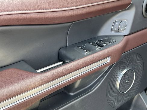 Used 2024 Ford Expedition Limited image 15