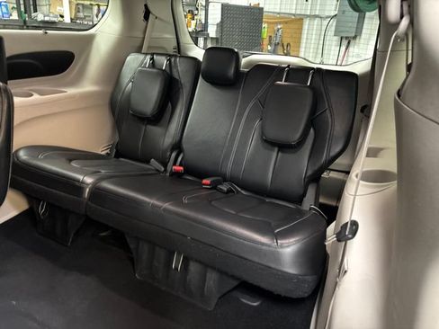 Used 2022 Chrysler Pacifica Touring-L FWD image 31