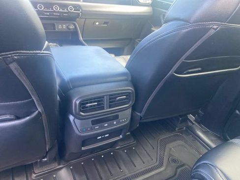 Used 2023 Honda Pilot Touring image 11