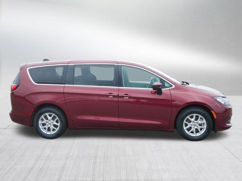 Certified 2023 Chrysler Voyager LX FWD image 8