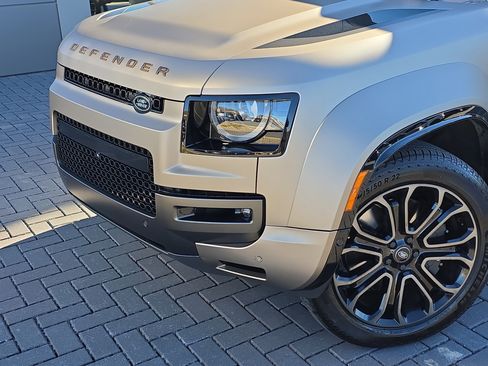 Certified 2025 Land Rover Defender 110 image 10