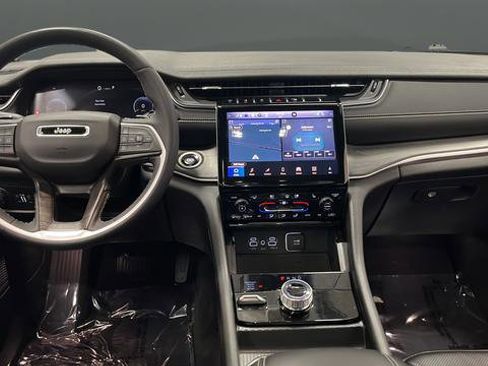 Used 2024 Jeep Grand Cherokee Limited w/ Luxury Tech Group II AWD/4WD image 11