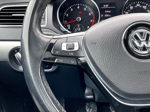Used 2017 Volkswagen Jetta SE image 16