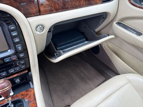 Used 2005 Jaguar XJ8 RWD image 30