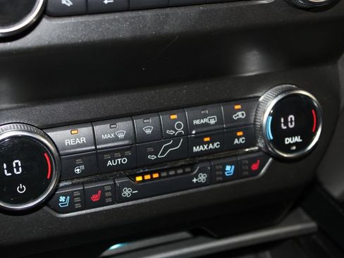Used 2020 Ford Expedition XLT w/ Equipment Group 202A AWD/4WD image 43