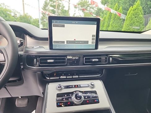 Used 2022 Lincoln Aviator AWD w/ Premium Package image 18