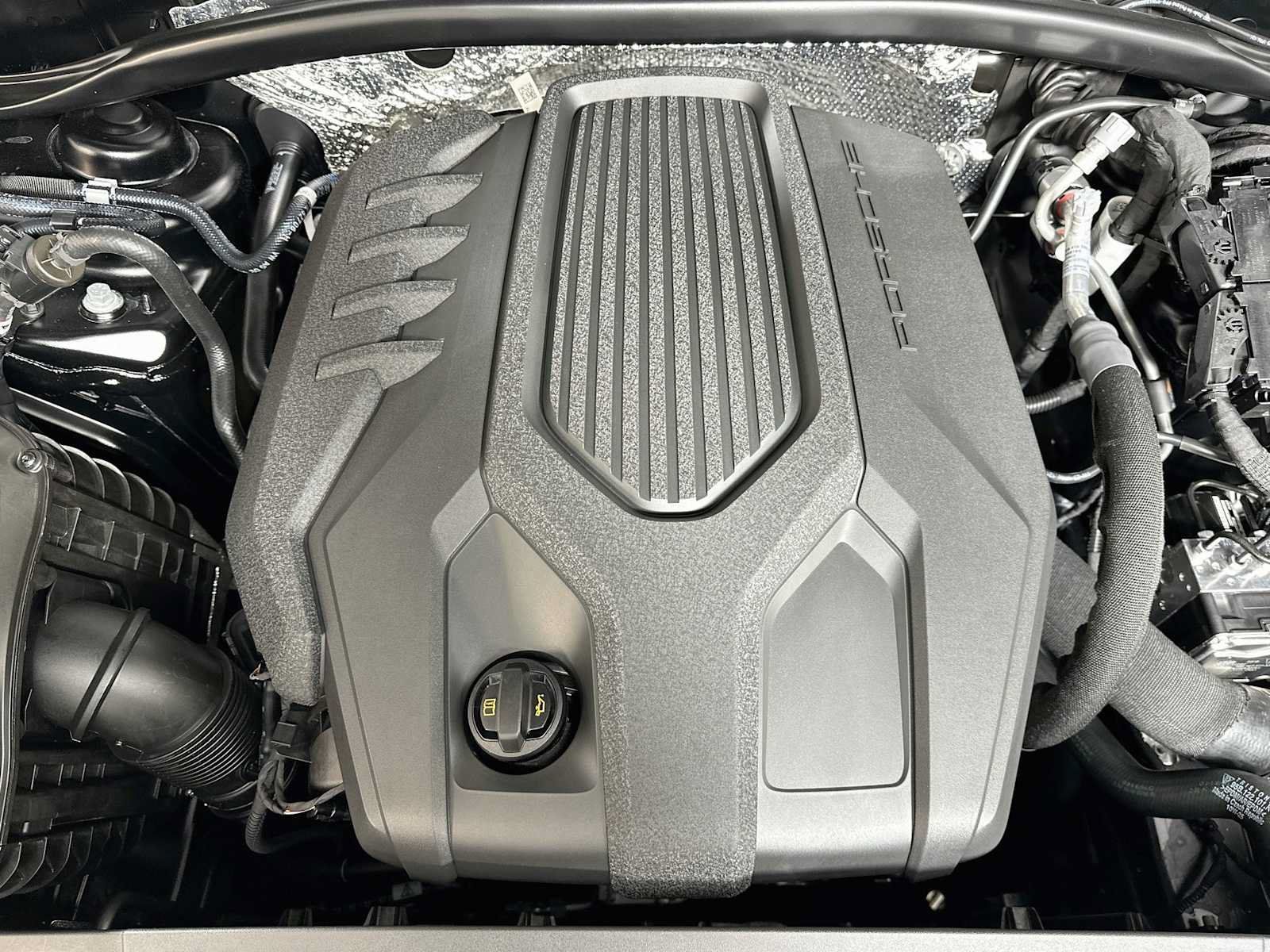 Certified 2025 Porsche Macan AWD/4WD image 31