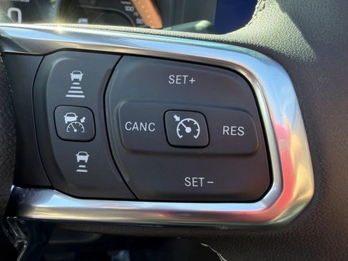 Used 2025 Jeep Wrangler Unlimited Sahara w/ Safety Group AWD/4WD image 15