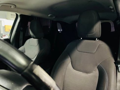 Used 2019 Jeep Cherokee Latitude AWD/4WD image 3