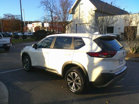 Used 2023 Nissan Rogue SV image 9