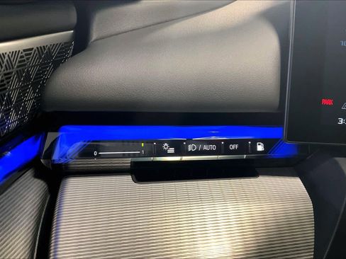 Certified 2025 BMW M5 w/ Executive Package image 68