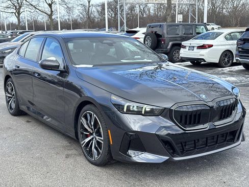 New 2026 BMW 550e xDrive w/ Premium Package image 4