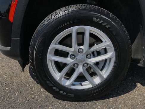 Used 2023 Jeep Grand Cherokee L Laredo RWD image 23